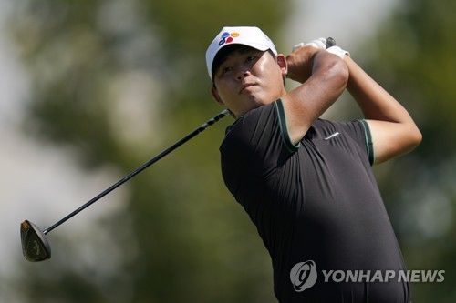In this Associated Press file photo from Aug. 19, 2022, Kim Si-woo of South Korea watches his tee shot on the ninth hole during the second round of the BMW Championship at Wilmington Country Club in Wilmington, Delaware. (Yonhap)