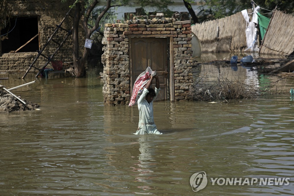 파키스탄에 발생한 홍수로 민가가 물에 잠긴 모습 [AP 연합뉴스 자료사진. 재판매 및 DB 금지]
