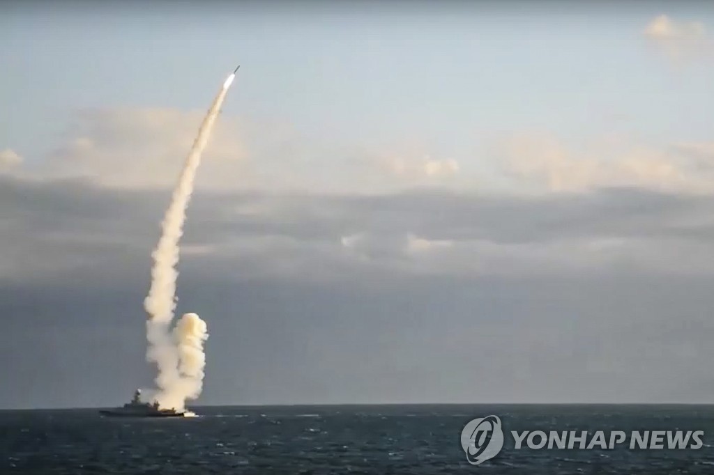 러시아 전함에서 미사일이 발사되는 모습