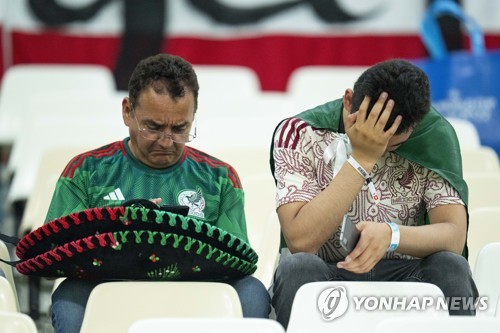 멕시코의 월드컵 16강 탈락에 낙담하는 팬들 