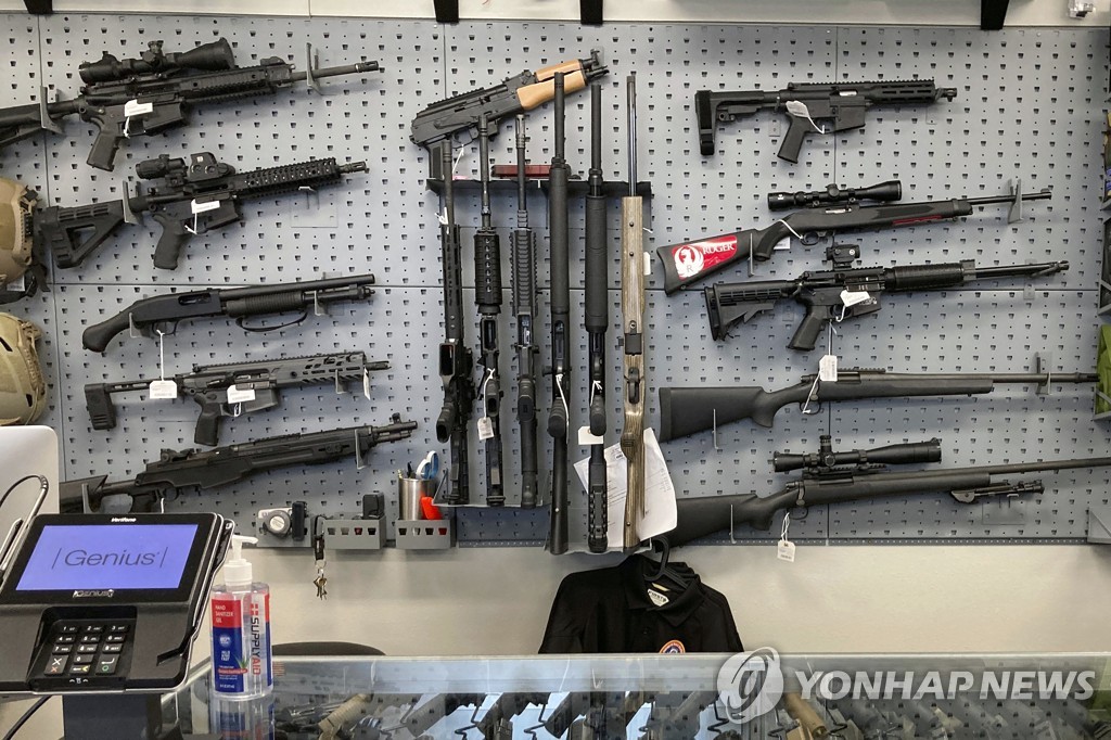 미국 오리건주 세일럼의 한 총기매장에 전시된 각종 총기류