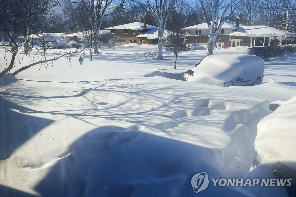 눈덮인 미국 뉴욕주 애머스트의 주택가와 자동차