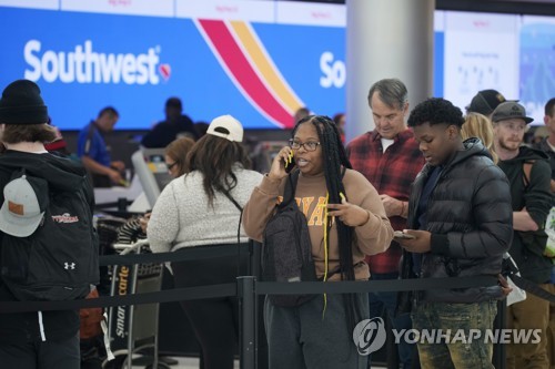 미국 덴버국제공항 사우스웨스트항공 카운터에서 줄을 선 여행객들