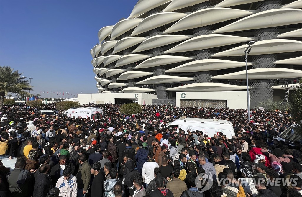 걸프축구대회 결승전 경기장 주변 인파들