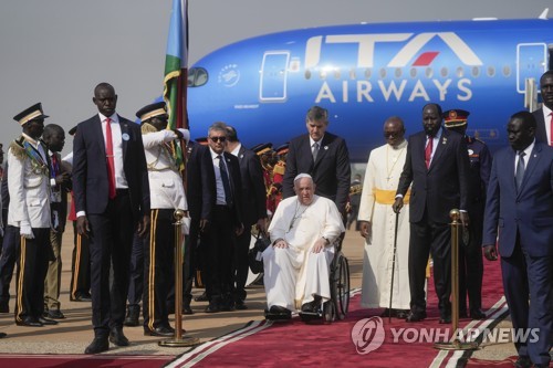 남수단 수도 주바 공항에 도착해 휠체어를 타고 이동하는 프란치스코 교황.