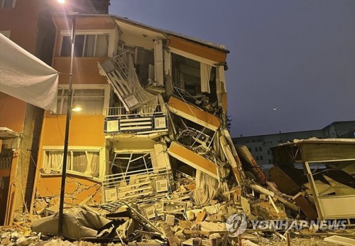 AFP "지진 사망 튀르키예 53명·시리아 42명 이상 확인"