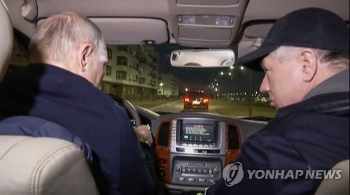 '전범 수배'…푸틴, 직접 운전해 우크라 점령지 마리우폴 방문