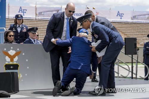미국 공군사관학교 졸업식 행사장서 넘어진 조 바이든 미국 대통령