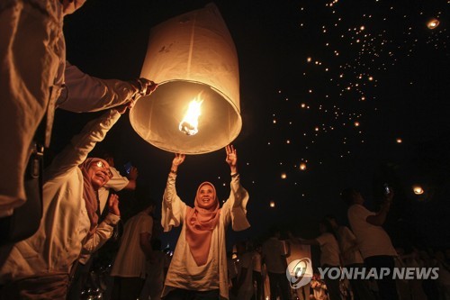'별빛같은'…인도네시아 부처님오신날 '베삭데이' 연등 날리기