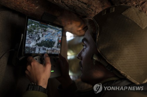 도네츠크 전선의 진지 안에서 드론을 조종하는 우크라 병사