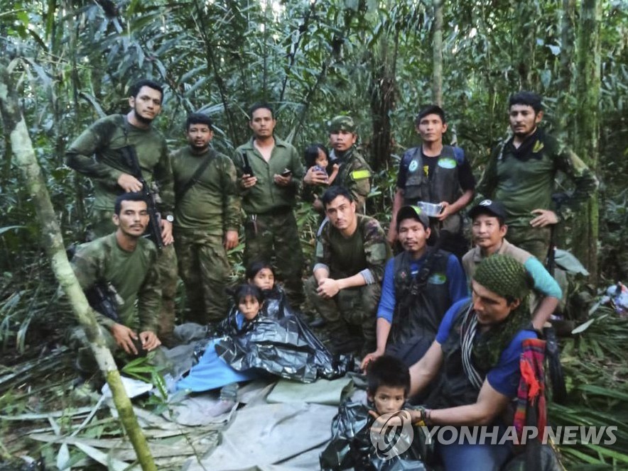 9일(현지시간) 아마존 정글에서 무사히 발견된 아이들과 구조대원들 