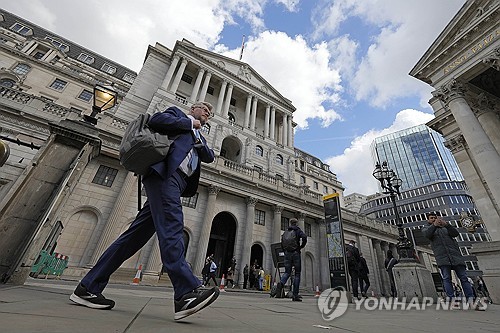 영국 기준금리 연 5.25%로 깜짝 동결…14회 연속 인상 마무리(종합)