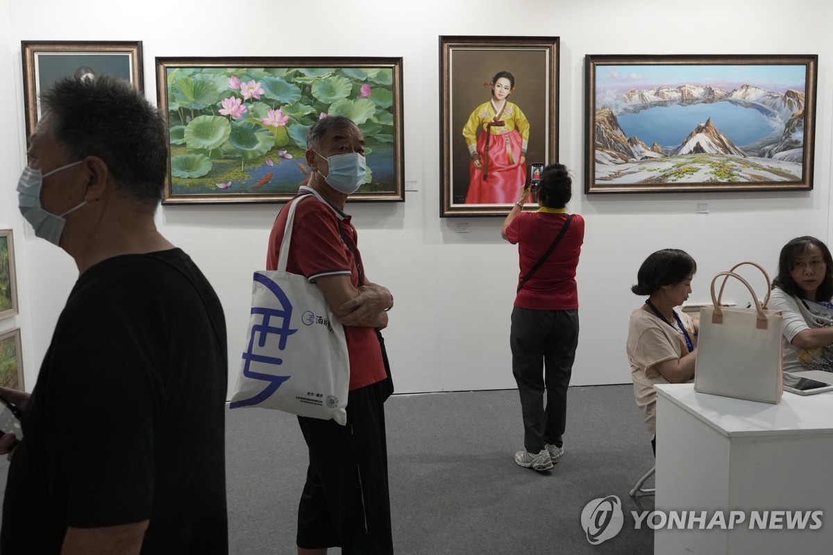 (AP=연합뉴스) 지난 9월 8일 중국 베이징 미술 전시회에 아리랑 갤러리가 출품한 북한 예술품들. 2023.11.4.