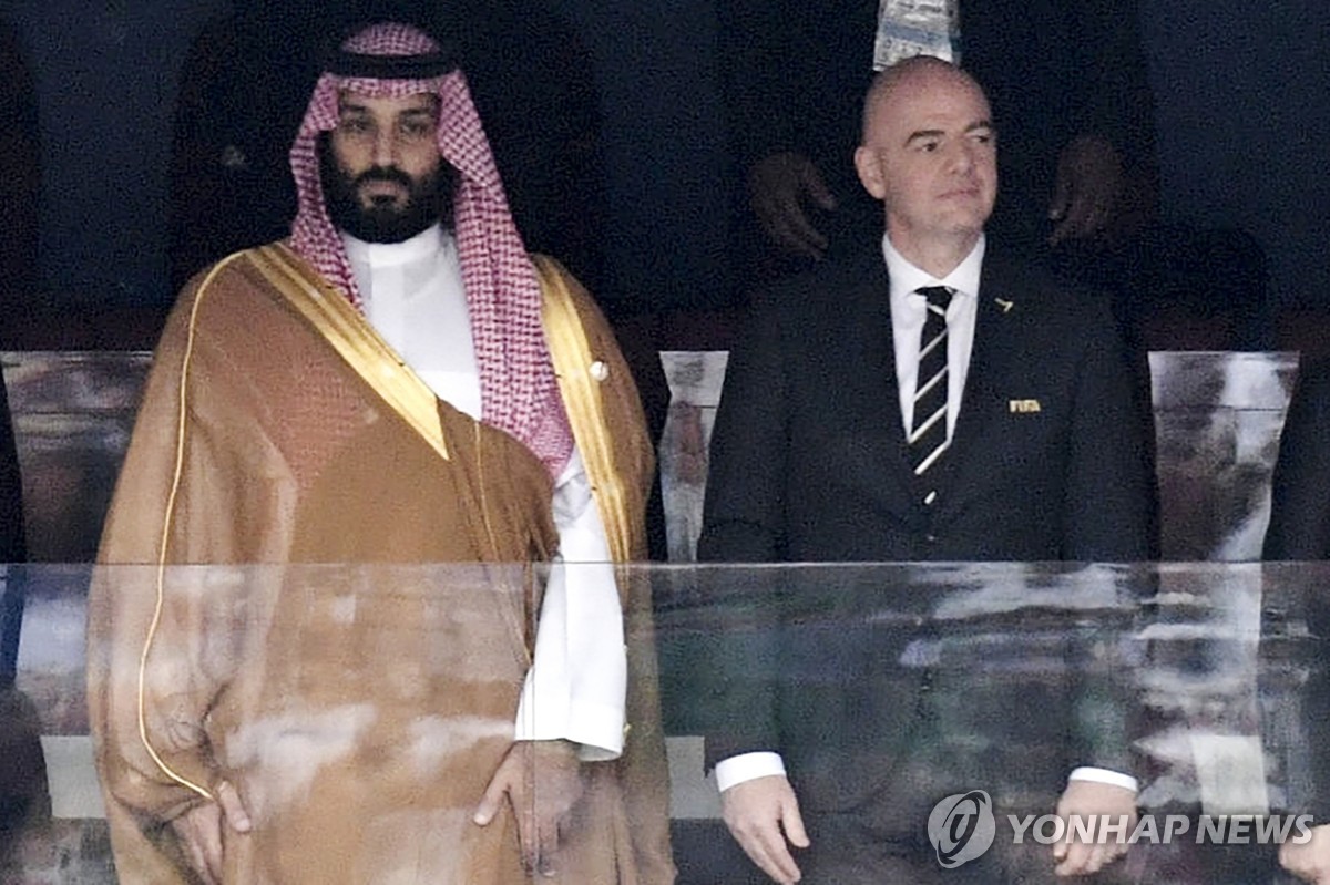 사우디아라비아의 무함마드 빈 살만 왕세자와 잔니 인판티노 FIFA 회장