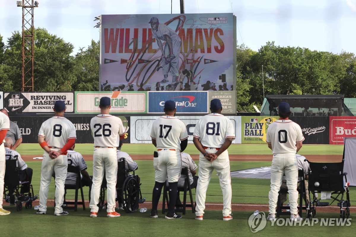 흑인리그 헌정 경기를 앞두고 이틀전 별세한 메이스를 기리는 선수들