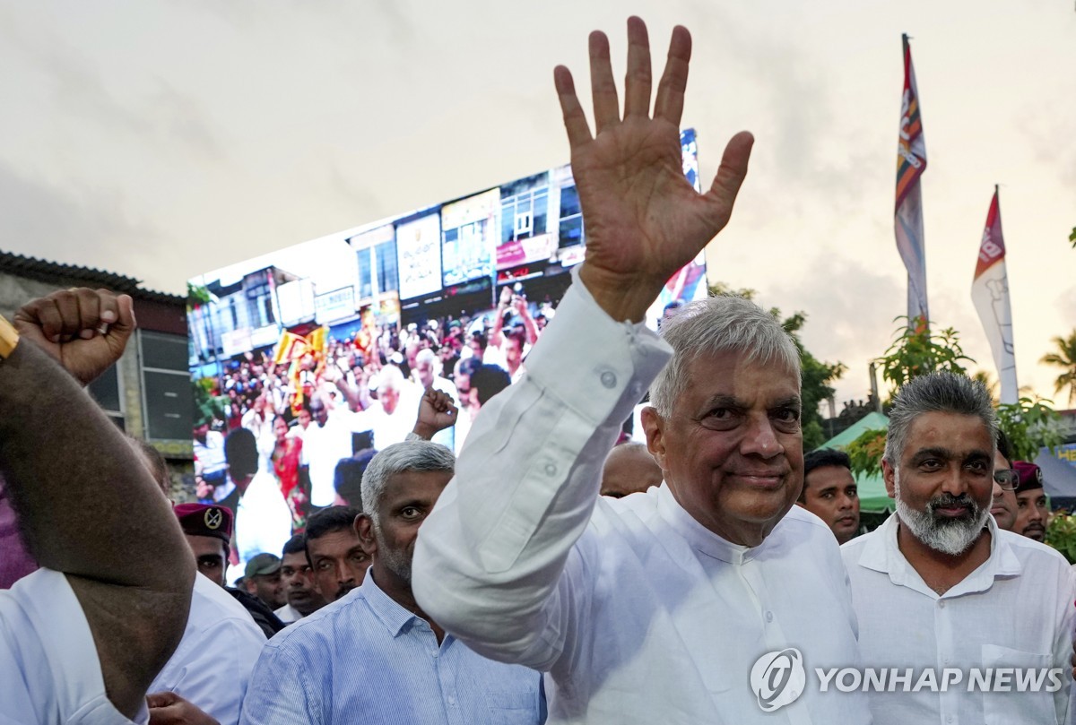 유세장에 도착한 라닐 위크레메싱게 스리랑카 대통령