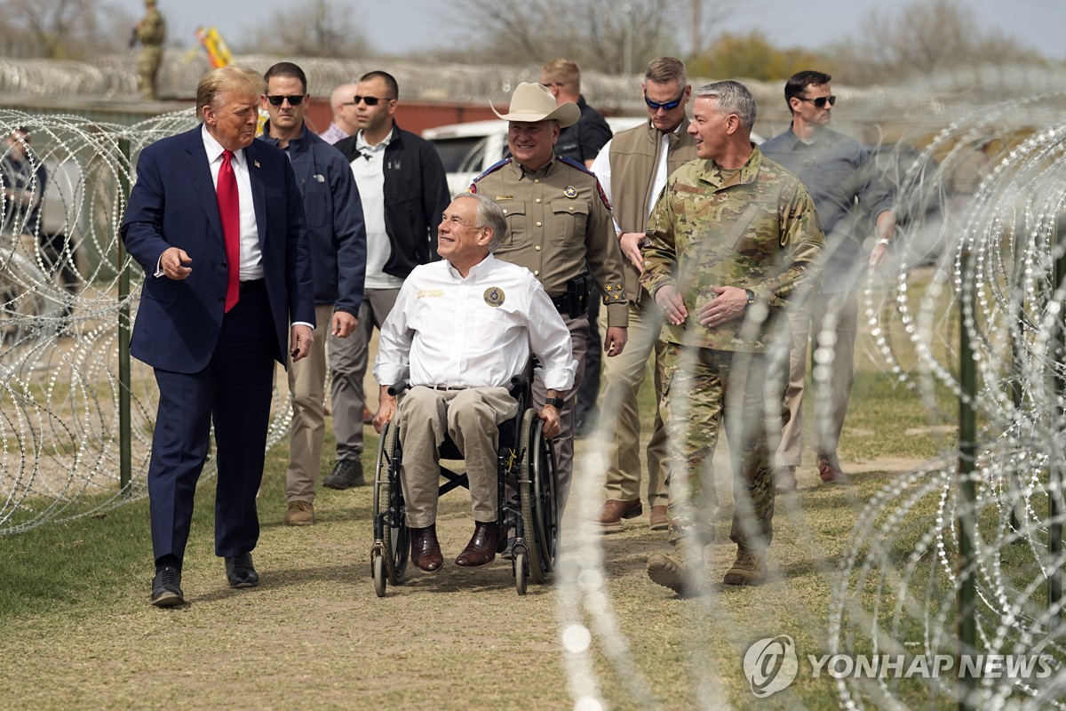 지난 2월 이글패스 국경 지대 찾은 트럼프(왼쪽)