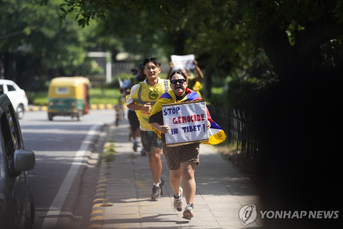 1일 뉴델리 주재 중국 대사관 주변서 시위하는 티베트인들