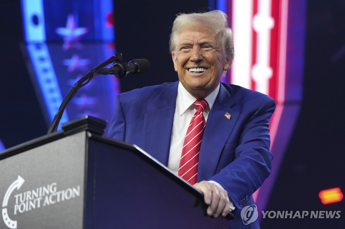 Esta foto, publicada por Associated Press, muestra al presidente electo de Estados Unidos, Donald Trump, hablando en el AmericaFest en Phoenix, Arizona, el 22 de diciembre de 2024. (Yonhap)