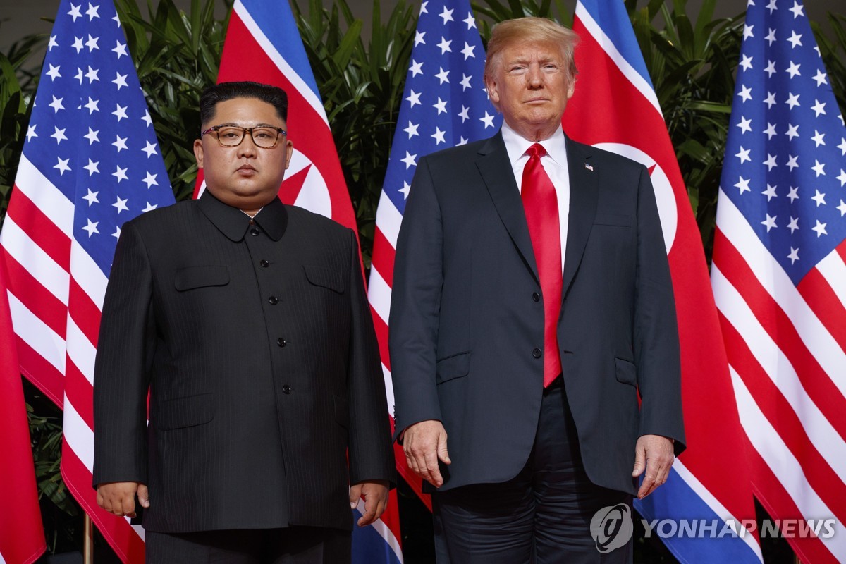 Esta foto de archivo, publicada por Associated Press, muestra al líder norcoreano Kim Jong-un (izq.) y al presidente estadounidense Donald Trump, durante su reunión en la isla Sentosa, en Singapur, el 12 de junio de 2018. (Yonhap) 