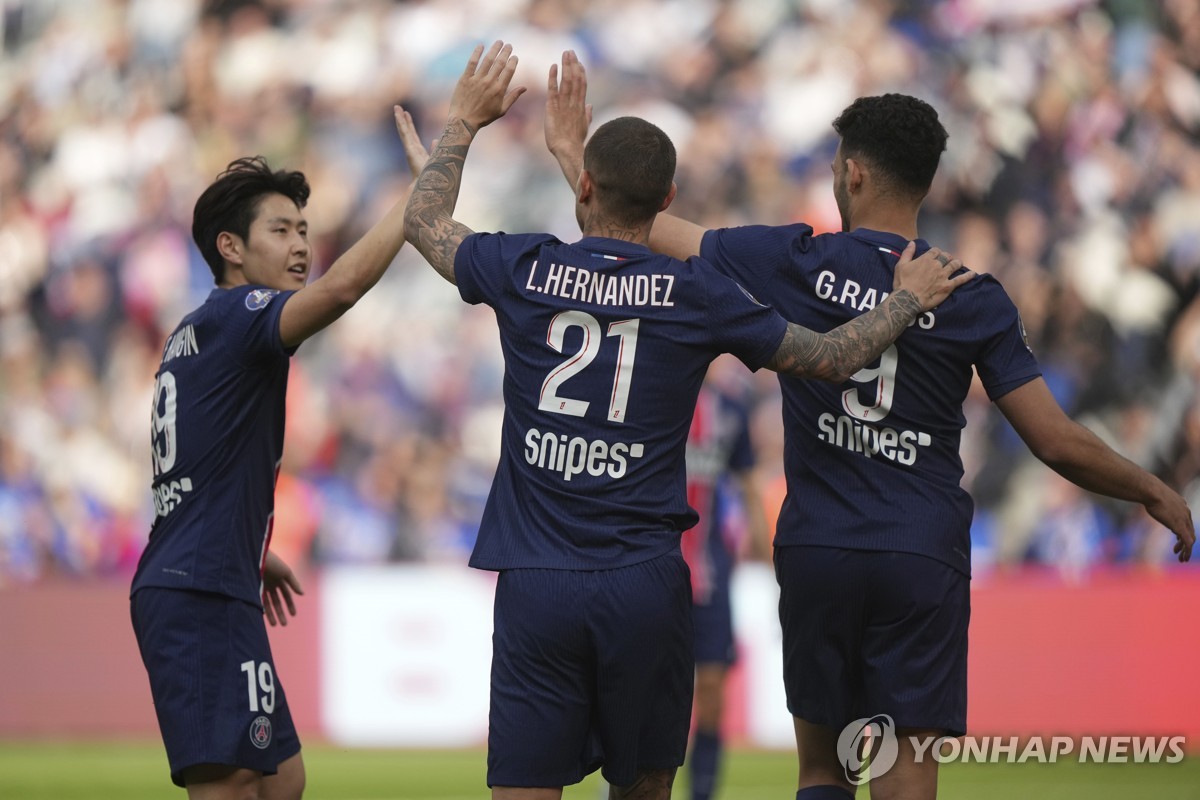 PSG 동료와 하이파이브를 나누는 이강인
