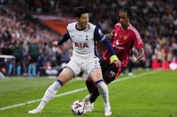 Son Heung-min lifts 1st trophy as Tottenham beat Man United for Europa League title