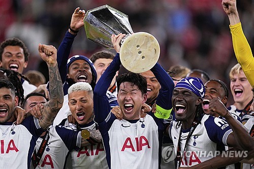  Son Heung-min lifts 1st trophy as Tottenham beat Man United for Europa League title