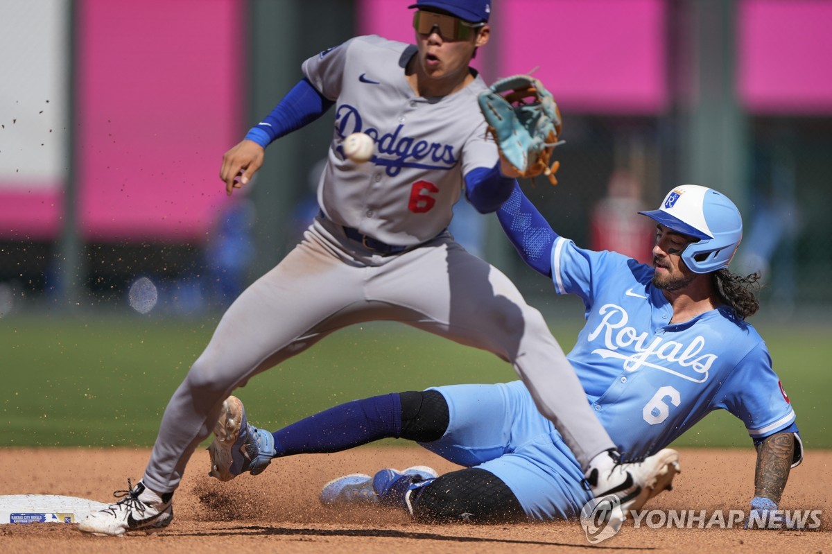 캔자스시티와 경기에서 2루 수비를 하는 김혜성(왼쪽)