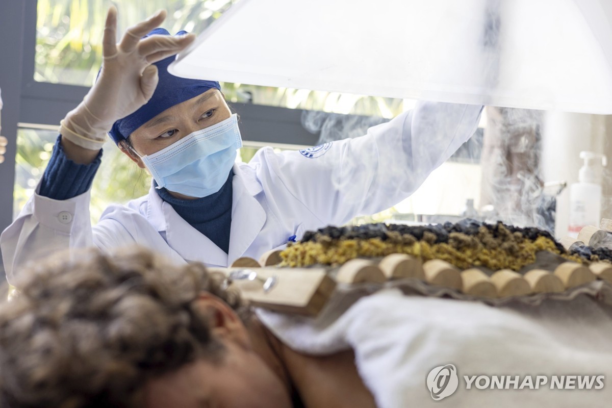 中하이난 보아오러청 의료관광특구서 관광객이 시술받는 모습.