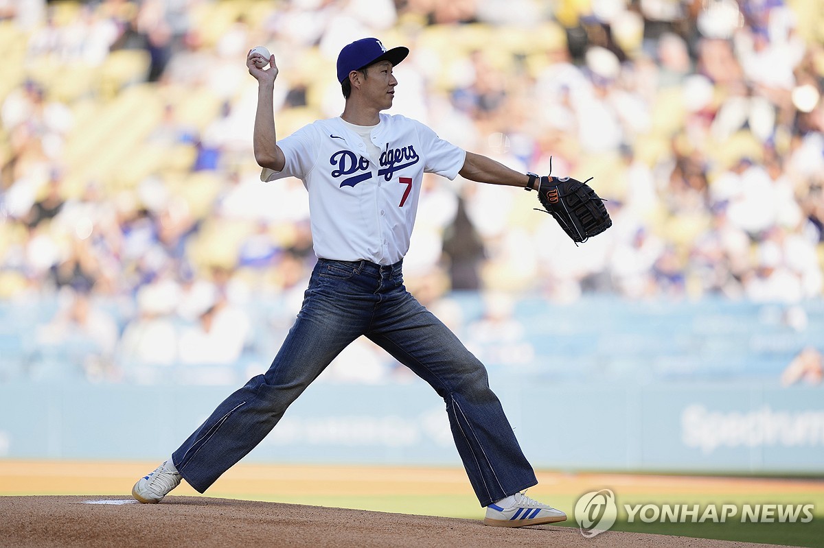 시구하는 손흥민.