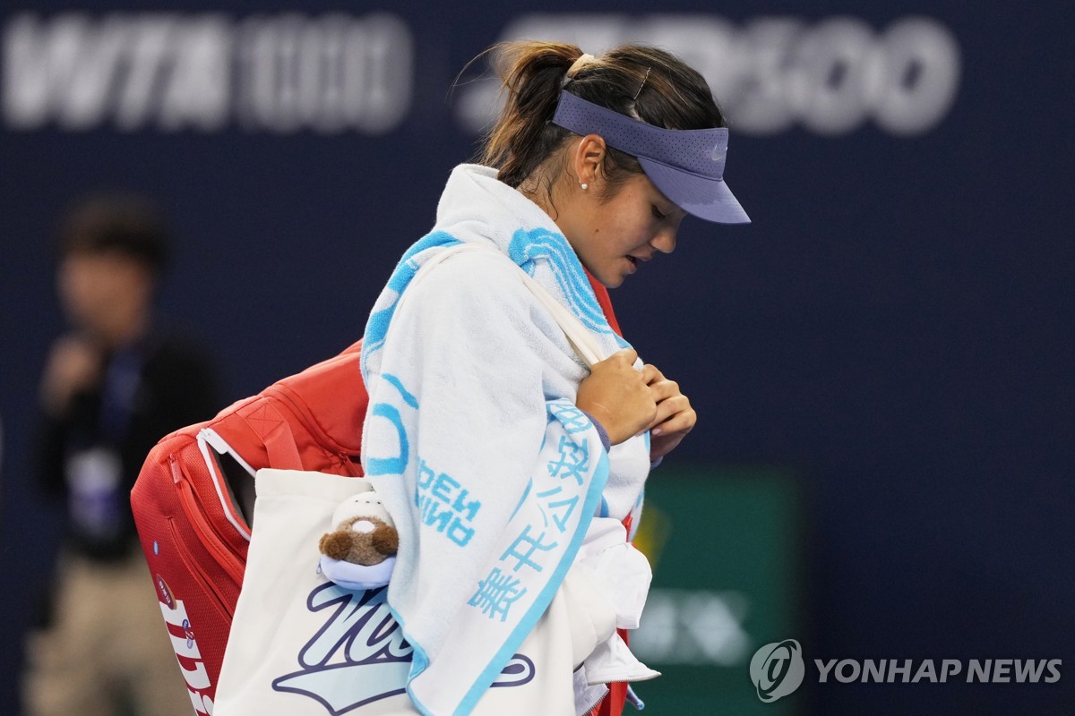 라두카누, 차이나오픈 테니스서도 매치 포인트 잡고 역전패