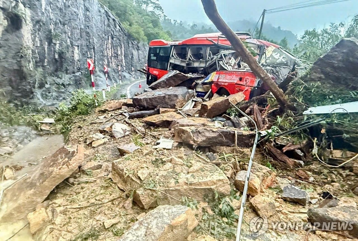 베트남 산사태가 버스 덮쳐