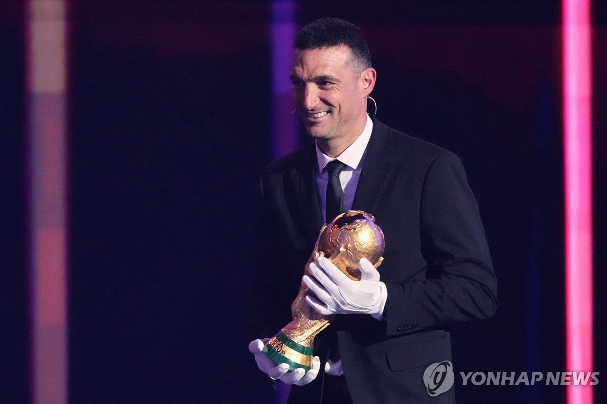 장갑 끼고 트로피 든 월드컵 우승 감독…FIFA 회장 공개 사과