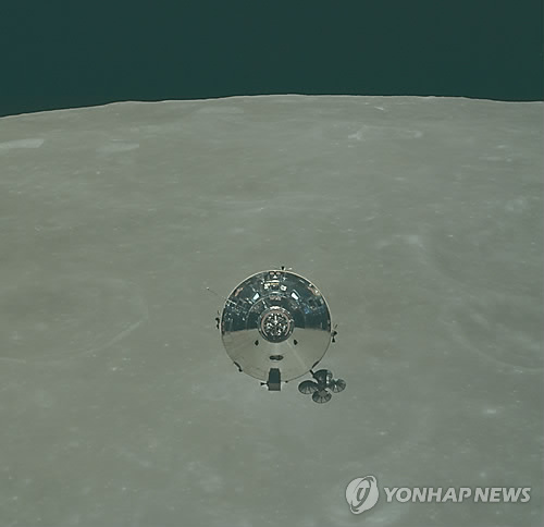 달을 배경으로 한 아폴로 우주선