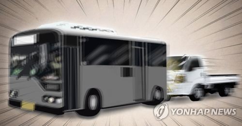 대구 동천교네거리서 시내버스·트럭 충돌…5명 경상