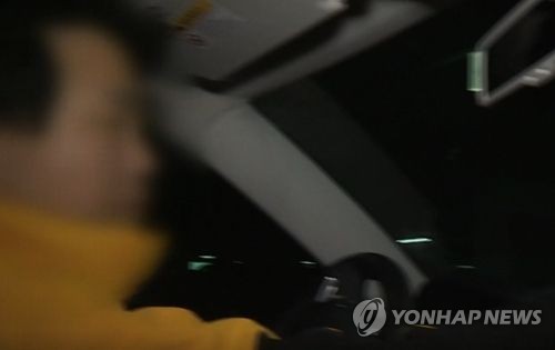 대리기사 목 조르고 경찰까지 때린 40대 2심도 징역 8개월