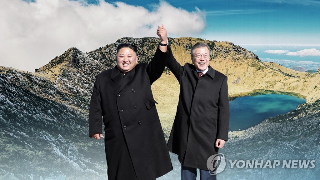 韓国の文在寅大統領（右）は９月に北朝鮮・平壌を訪問し、金委員長（左）と白頭山に登った。金委員長のソウル訪問がいつ実現するか注目されている（コラージュ）＝（聯合ニュースＴＶ）