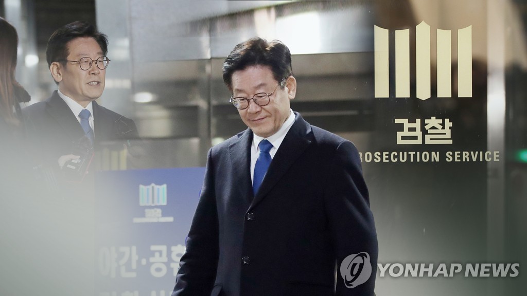 2018년 11월 이재명 검찰 출석…'친형 강제 입원' 등 조사 (CG)