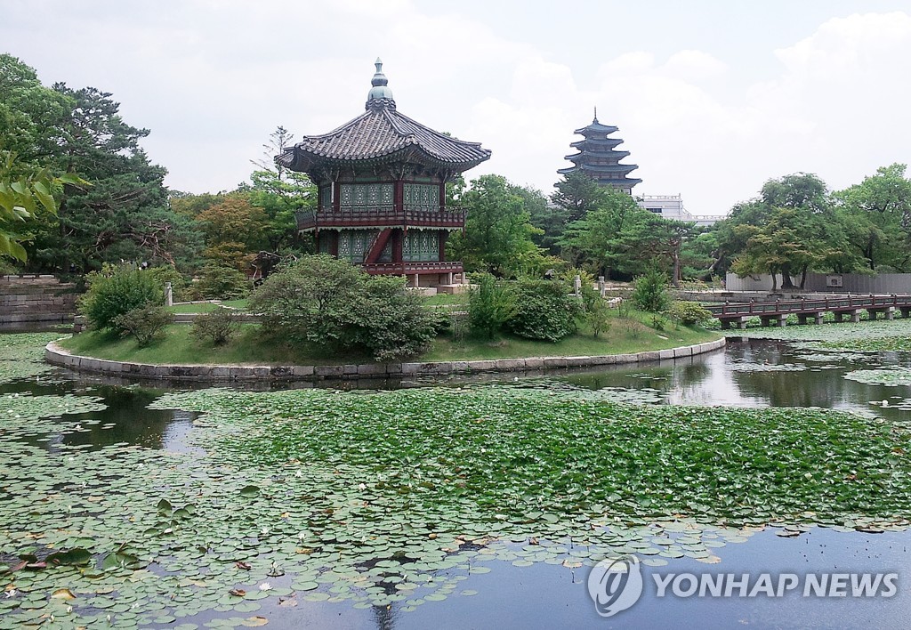 Le pavillon Hyangwonjeong avant le début des travaux de restauration. (Photo d'archives Yonhap)