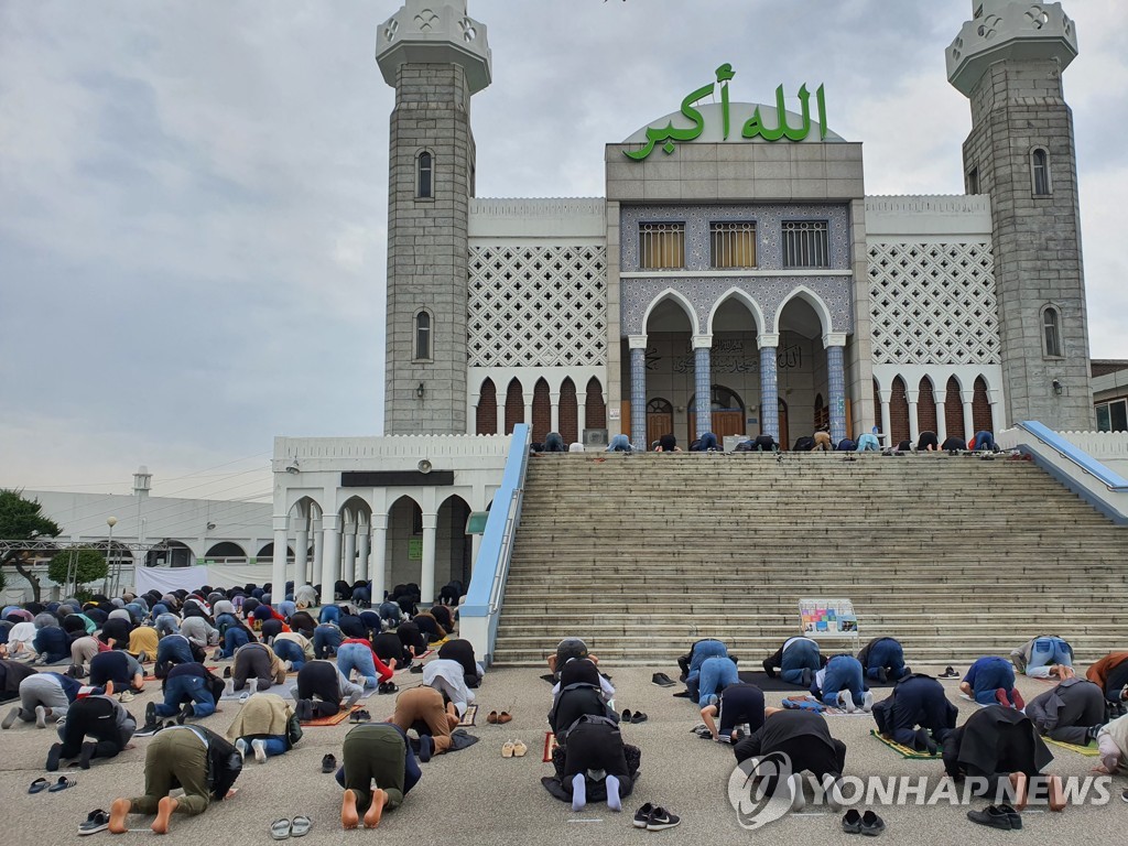 사원에서 예배하는 무슬림들