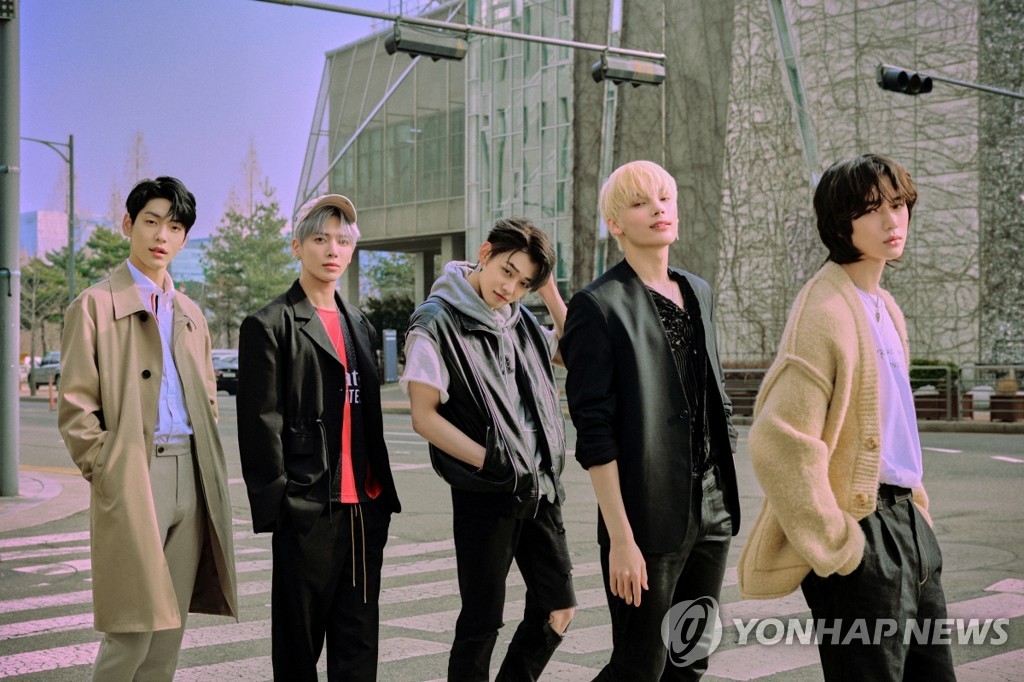 En la imagen, proporcionada por Big Hit Music, se muestra al grupo masculino de música K-pop Tomorrow X Together (TXT). (Prohibida su reventa y archivo) 