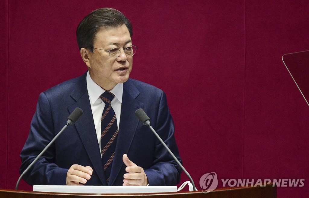Le président Moon Jae-in prononce un discours sur le plan budgétaire de son administration pour l'année prochaine, à l'Assemblée nationale à Séoul, le lundi 25 octobre 2021. (Joint Press Corp-Yonhap)