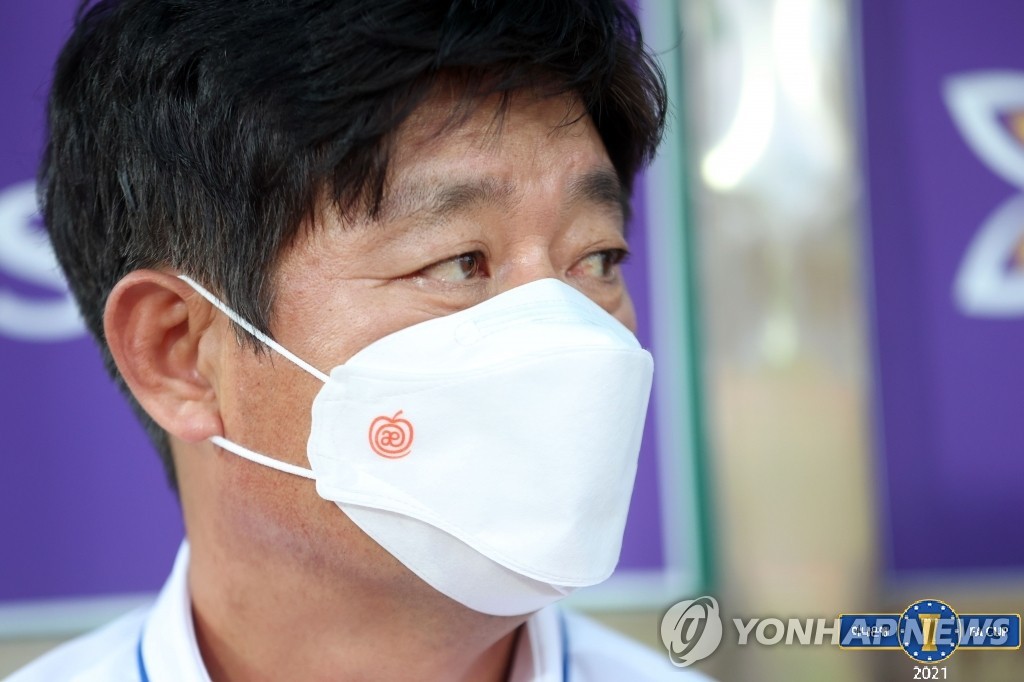 This Oct. 27, 2021, file photo provided by the Korea Football Association shows Gangwon FC head coach Kim Byung-soo during the semifinals of the FA Cup tournament against Daegu FC at Songam Sports Town in Chuncheon, about 85 kilometers east of Seoul. (PHOTO NOT FOR SALE) (Yonhap)