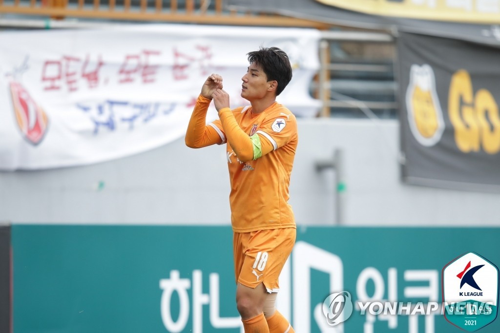 In this Nov. 6, 2021, file photo provided by the Korea Professional Football League, Joo Min-kyu of Jeju United celebrates his goal against Suwon FC during the clubs' K League 1 match at Jeju World Cup Stadium in Seogwipo, Jeju Island. (PHOTO NOT FOR SALE) (Yonhap)