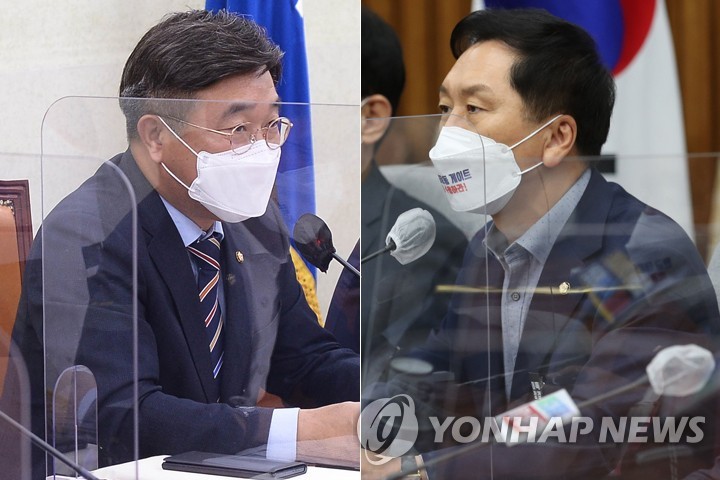 원내대책회의에서 발언하는 윤호중 원내대표(왼쪽)와 김기현 원내대표