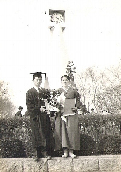 Kim Hong-shin and his mother attended the university graduation ceremony