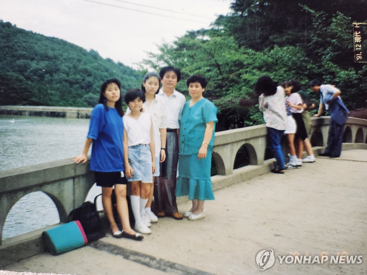 초등학교 시절 아버지, 어머니, 언니들과 함께 한 윤미숙 부위원장(왼쪽에서 두 번째)