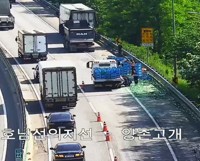 17t 화물차 가드레일 쾅, 소주 1천여병 와르르…차량 정체