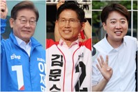 (LEAD) Lee embraces center-right politicians; Kim clings to candidacy merger with minor party