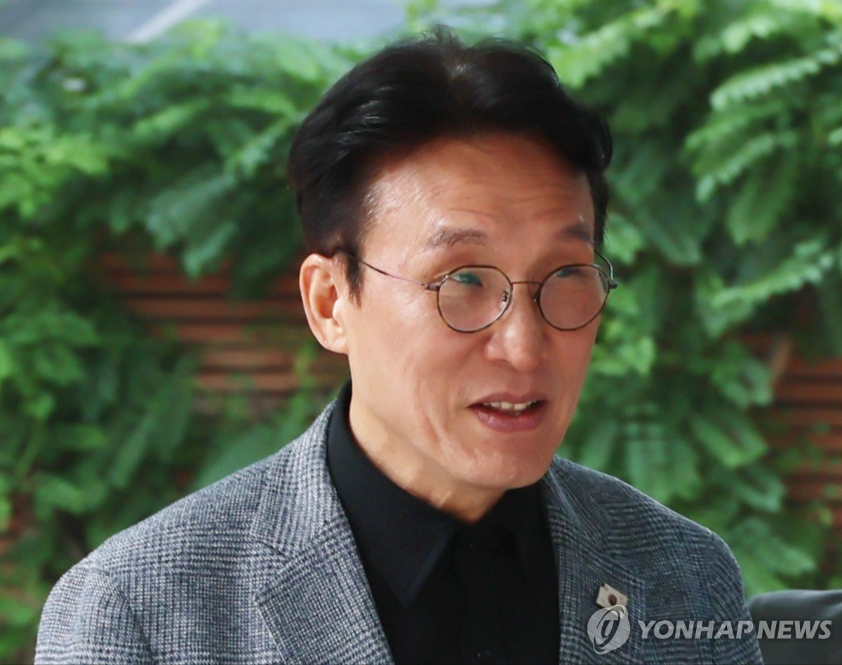 김민석, 중국 칭화대 석사학위 논란에 출입국·비행편 기록 공개
